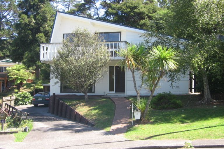 Photo of property in 69 Easton Park Parade, Glenfield, Auckland, 0629