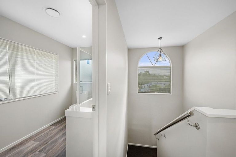 Photo of property in 27 Calypso Way, Unsworth Heights, Auckland, 0632