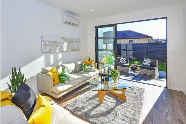 Photo of property in 24 Tapuwae Way, Mangere Bridge, Auckland, 2022