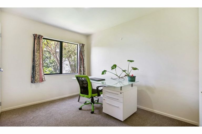 Photo of property in 9/42 Fields Parade, Oteha, Auckland, 0632