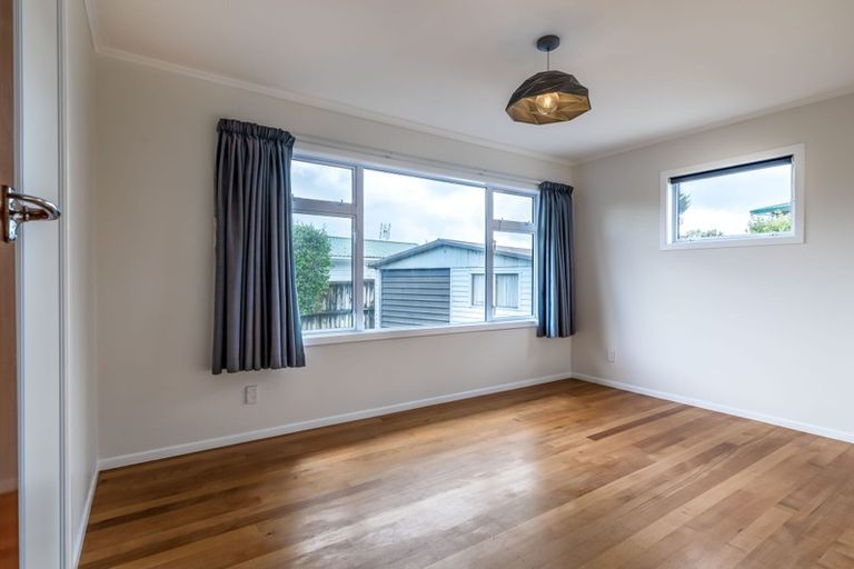 Photo of property in 73 Gloria Avenue, Te Atatu Peninsula, Auckland, 0610