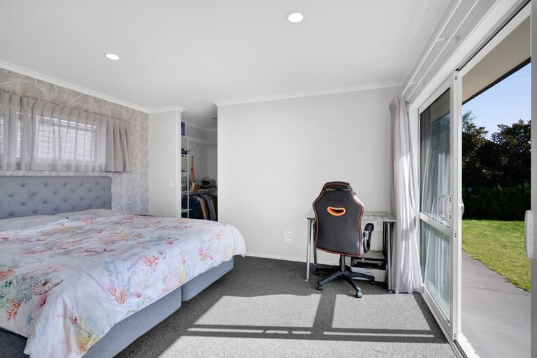 Photo of property in 12 Oakmont Crescent, Waiwhakaiho, New Plymouth, 4312