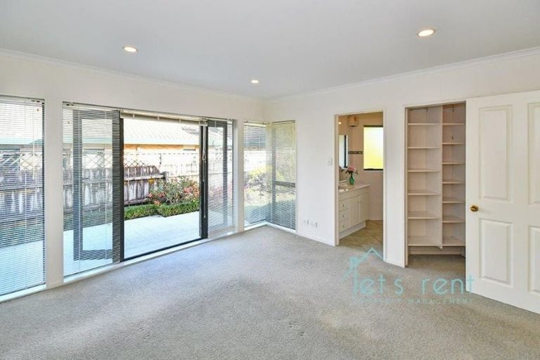 Photo of property in 2 Pat O'connor Place, Manurewa, Auckland, 2105