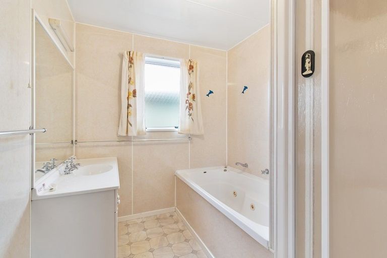 Photo of property in 19 Timaru Road, Waimate, 7924