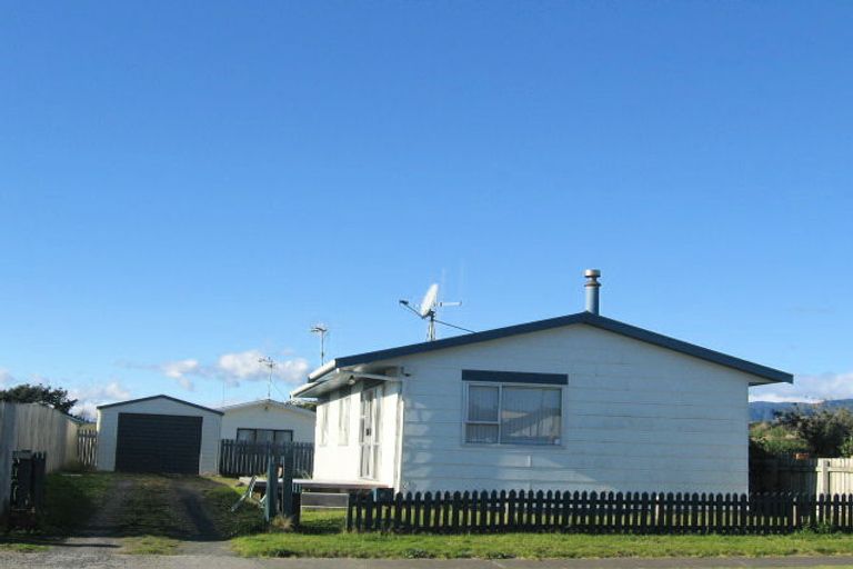 Photo of property in 11 Colenso Place, Otaki Beach, Otaki, 5512