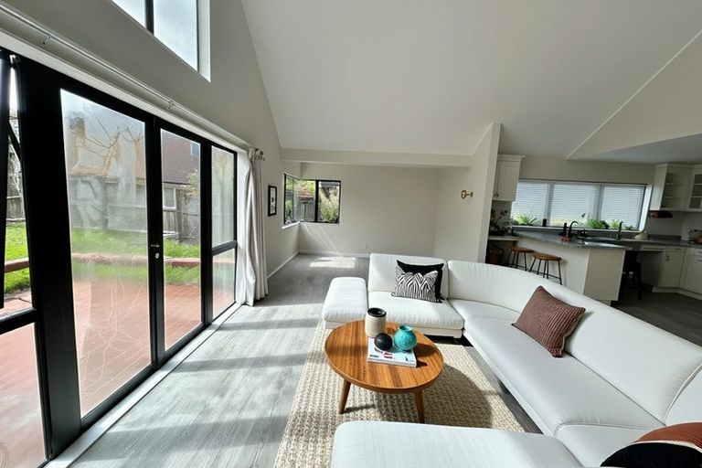 Photo of property in 2/17 Arosa Place, Forrest Hill, Auckland, 0620