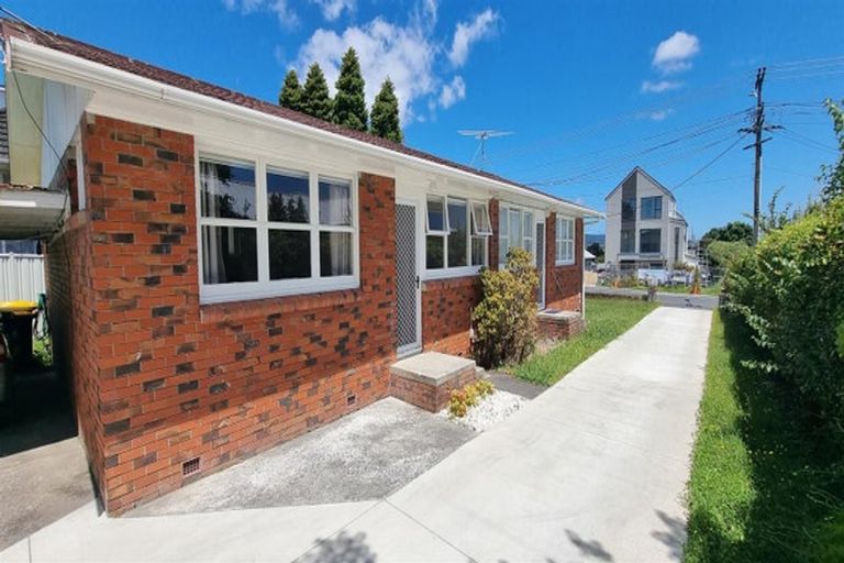 Photo of property in 1/105 Te Atatu Road, Te Atatu South, Auckland, 0610