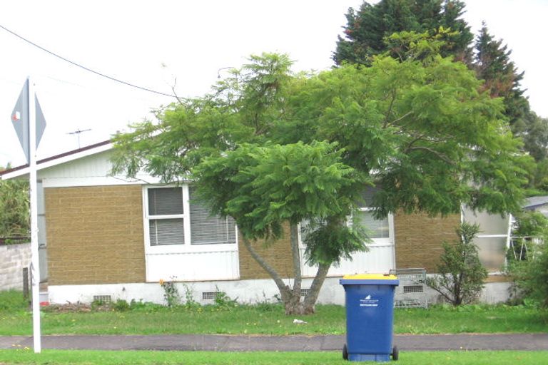 Photo of property in 2/102 Te Atatu Road, Te Atatu South, Auckland, 0610