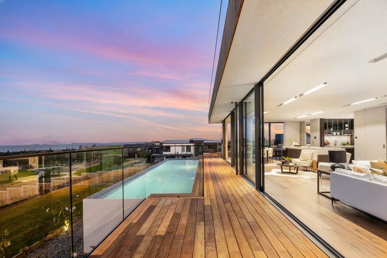 Photo of property in 15 Ridgelea Road, Long Bay, 0792