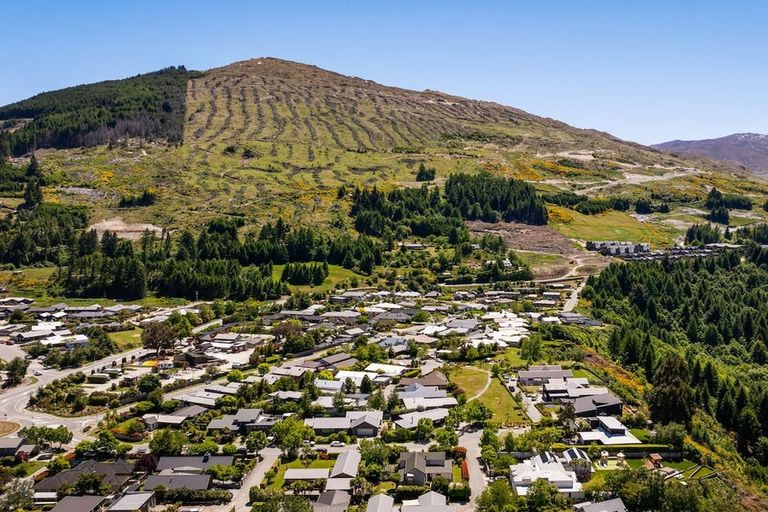 Photo of property in 20 Amber Close, Arthurs Point, Queenstown, 9371