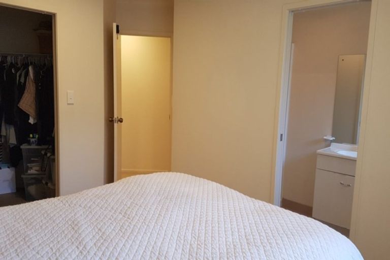 Photo of property in 2/8 Tobruk Crescent, Milford, Auckland, 0620