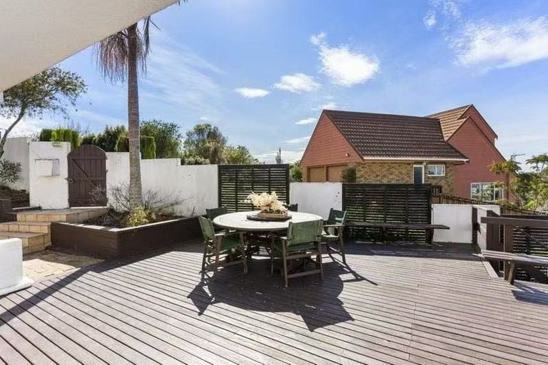 Photo of property in 22 Cairnbrae Court, Northcross, Auckland, 0632