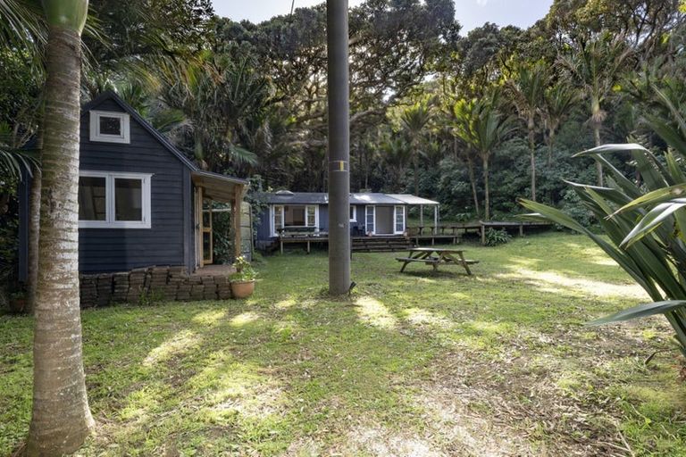 Photo of property in 122 Garden Road, Piha, New Lynn, 0772