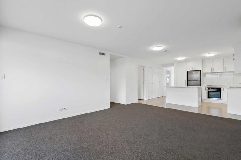 Photo of property in 1/4045f Great North Road, Glen Eden, Auckland, 0602
