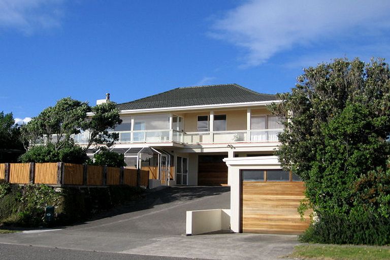 Photo of property in 8 Ara Kuaka, Waikanae Beach, Waikanae, 5036