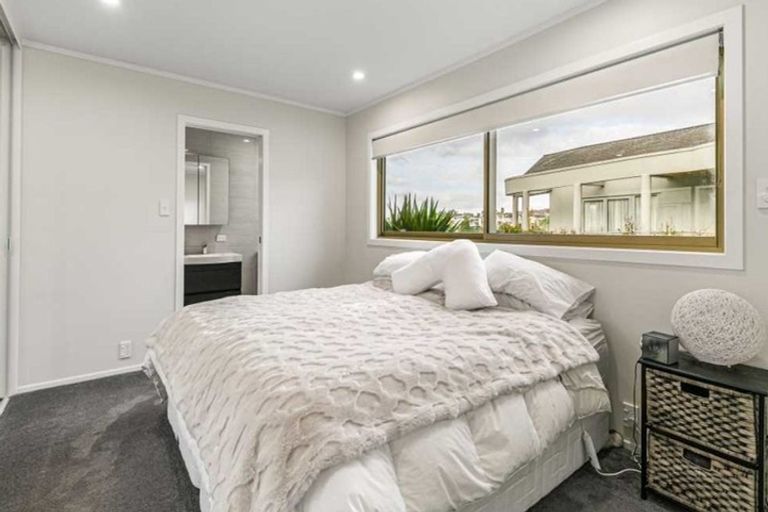Photo of property in 3/2 Beach Road, Castor Bay, Auckland, 0620