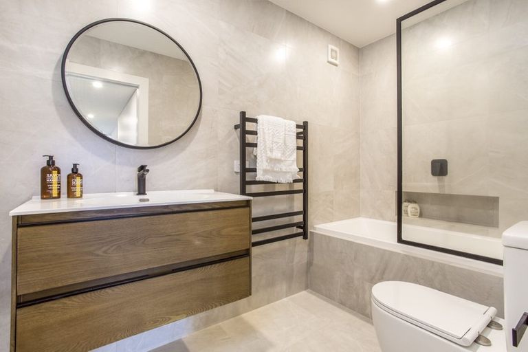 Photo of property in 8a Huka Road, Birkenhead, Auckland, 0626