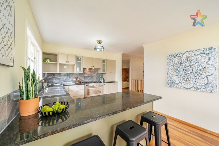 Photo of property in 102 Dowse Drive, Maungaraki, Lower Hutt, 5010