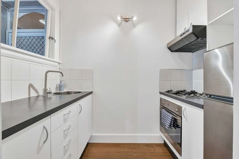 Photo of property in Devonport Apartments, 23/127 Saint Aubyn Street, New Plymouth, 4310