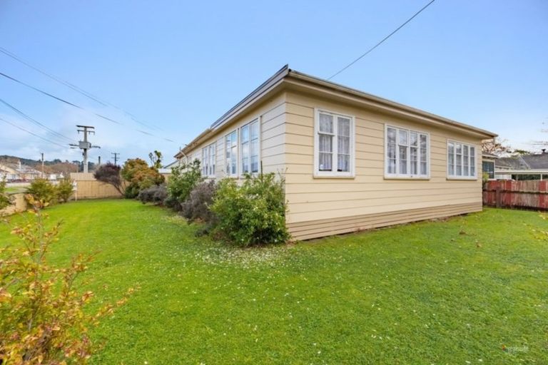 Photo of property in 18 Gibson Crescent, Naenae, Lower Hutt, 5011