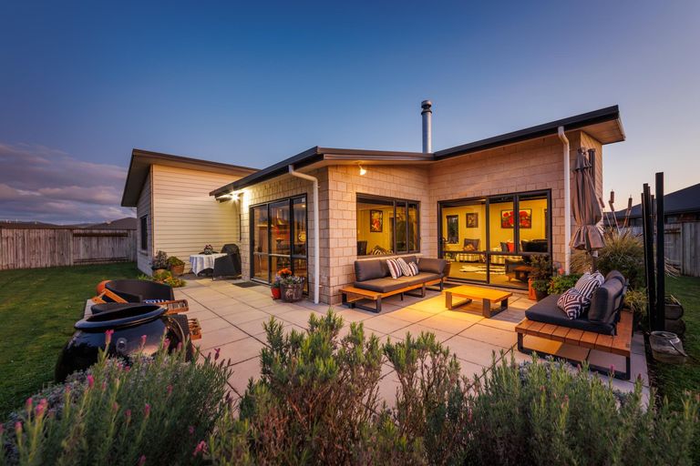 Photo of property in 95a Schnell Drive, Kelvin Grove, Palmerston North, 4414