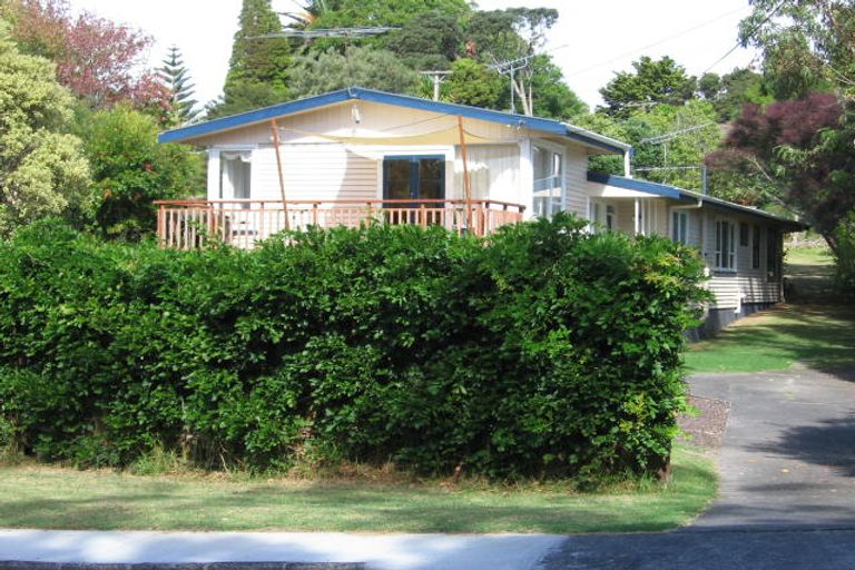 Photo of property in 90 Cliff View Drive, Green Bay, Auckland, 0604