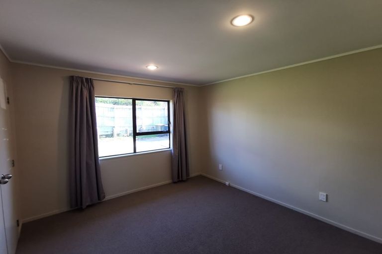 Photo of property in 2/215 Glengarry Road, Glen Eden, Auckland, 0602