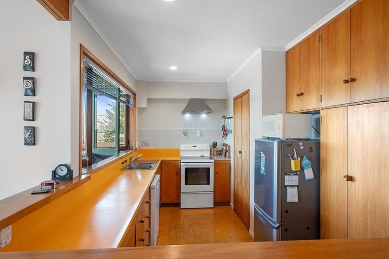 Photo of property in 315 Glenfield Road, Glenfield, Auckland, 0629