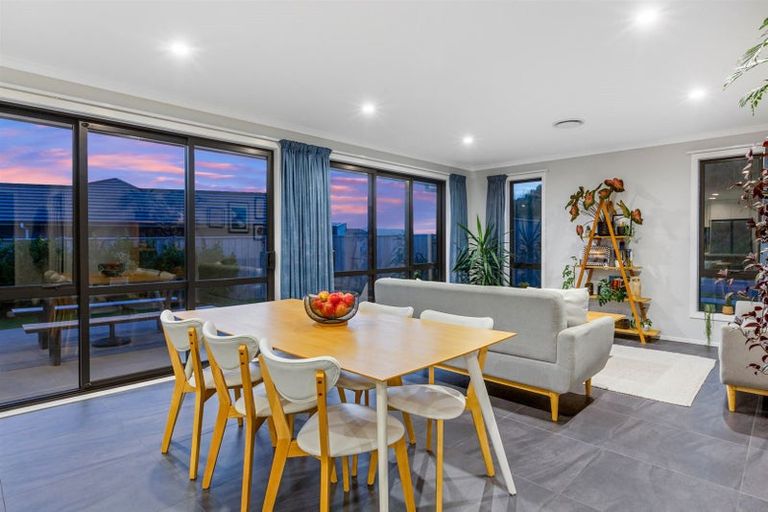 Photo of property in 25 Queen Charlotte Drive, Aotea, Porirua, 5024