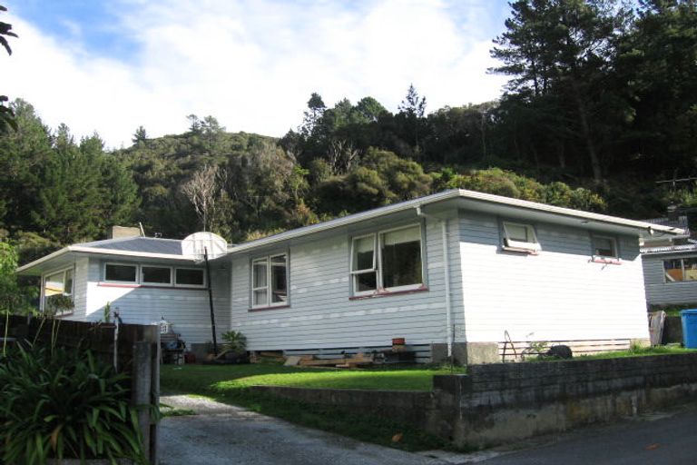 Photo of property in 28 Shackleton Grove, Stokes Valley, Lower Hutt, 5019