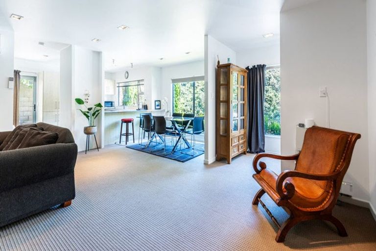 Photo of property in 2/17 Blackbridge Road, Wadestown, Wellington, 6012