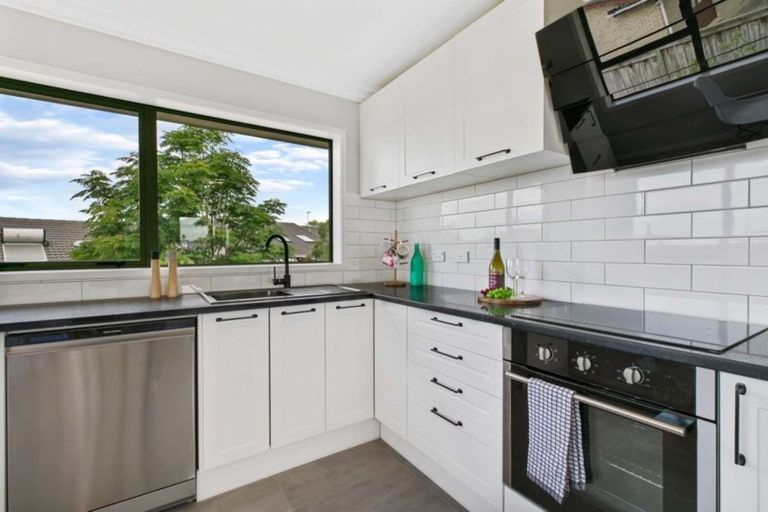 Photo of property in 2/42 Raleigh Road, Northcote, Auckland, 0627