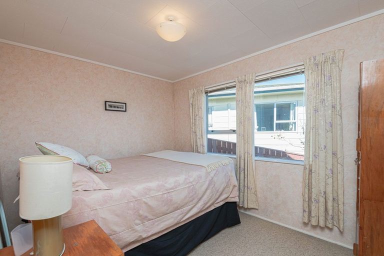 Photo of property in 56 Colchester Crescent, Newlands, Wellington, 6037