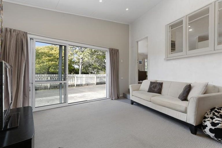 Photo of property in 124 Glendale Road, Glen Eden, Auckland, 0602