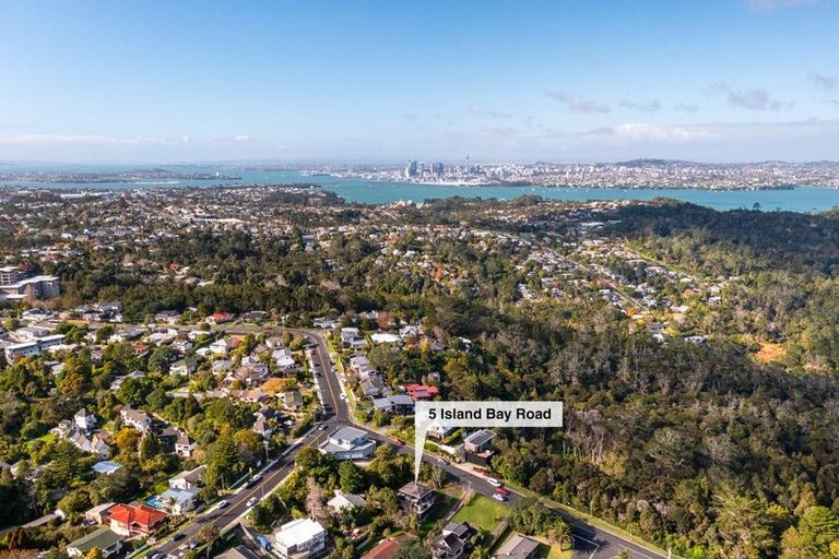 Photo of property in 5 Island Bay Road, Beach Haven, Auckland, 0626