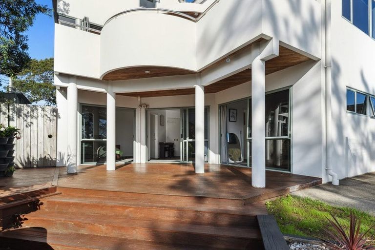 Photo of property in 2/89 Knights Road, Rothesay Bay, Auckland, 0630