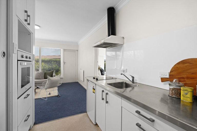 Photo of property in 16 Howard Road, Taradale, Napier, 4112