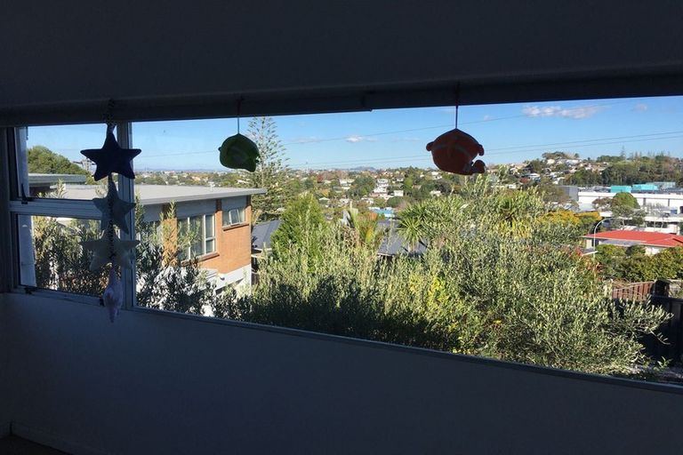 Photo of property in 2/2 Camelot Place, Glenfield, Auckland, 0629