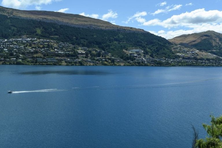 Photo of property in 11 Mincher Road, Kelvin Heights, Queenstown, 9300