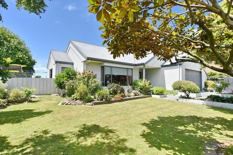 Photo of property in 21 Thornwood Place, Redwood, Christchurch, 8051