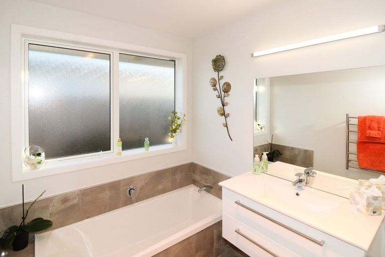 Photo of property in 28 Feist Street, Carterton, 5713