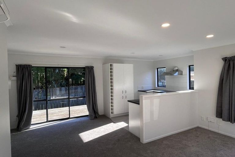 Photo of property in 36 Serwayne Place, Sunnyvale, Auckland, 0612