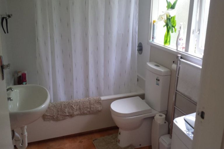 Photo of property in 2/17 Huntingdon Street, Northland, Wellington, 6012