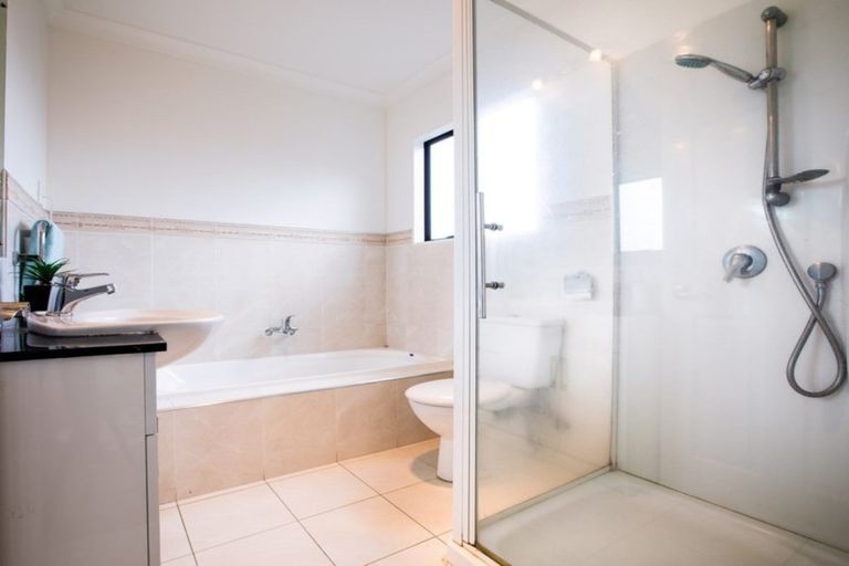 Photo of property in 64 Rising Parade, Fairview Heights, Auckland, 0632