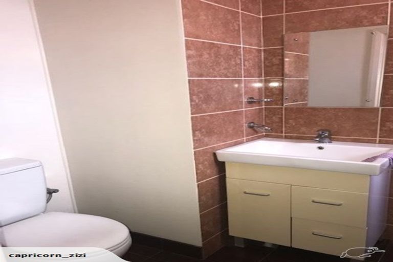 Photo of property in 2 Springside Place, New Lynn, Auckland, 0600