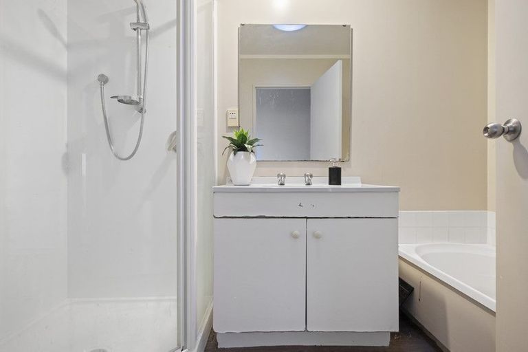 Photo of property in 52 Riverton Drive, Randwick Park, Auckland, 2105