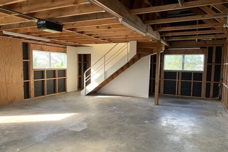 Photo of property in 31 Eastglen Road, Glen Eden, Auckland, 0602