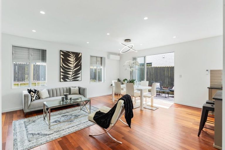 Photo of property in 33 Medallion Drive, Oteha, Auckland, 0632