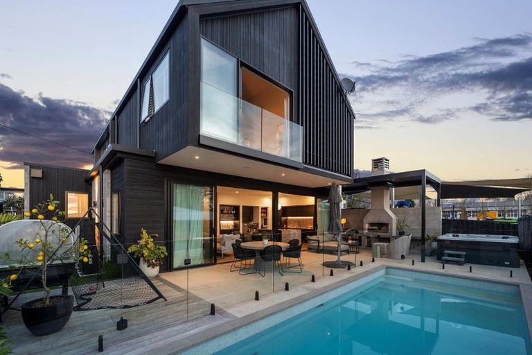 Photo of property in 23 Otakau Road, Milford, Auckland, 0620