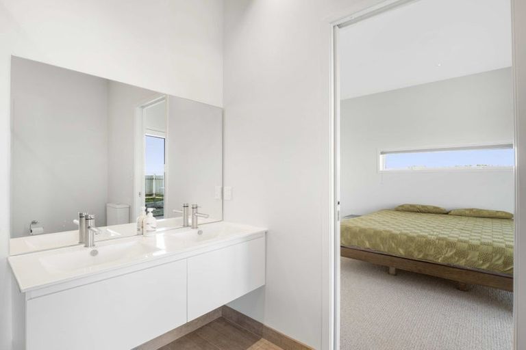 Photo of property in 2 Rangeview Rise, Foxton Beach, Foxton, 4815